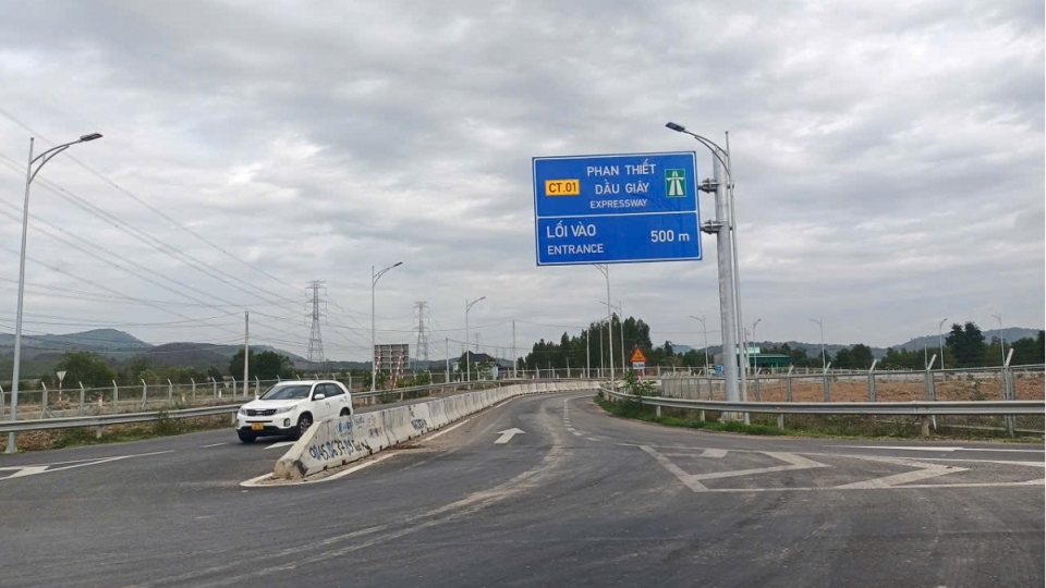 Hướng dẫn xe tải trọng lớn đi vào làn bên phải trên cao tốc Phan Thiết - Dầu Giây